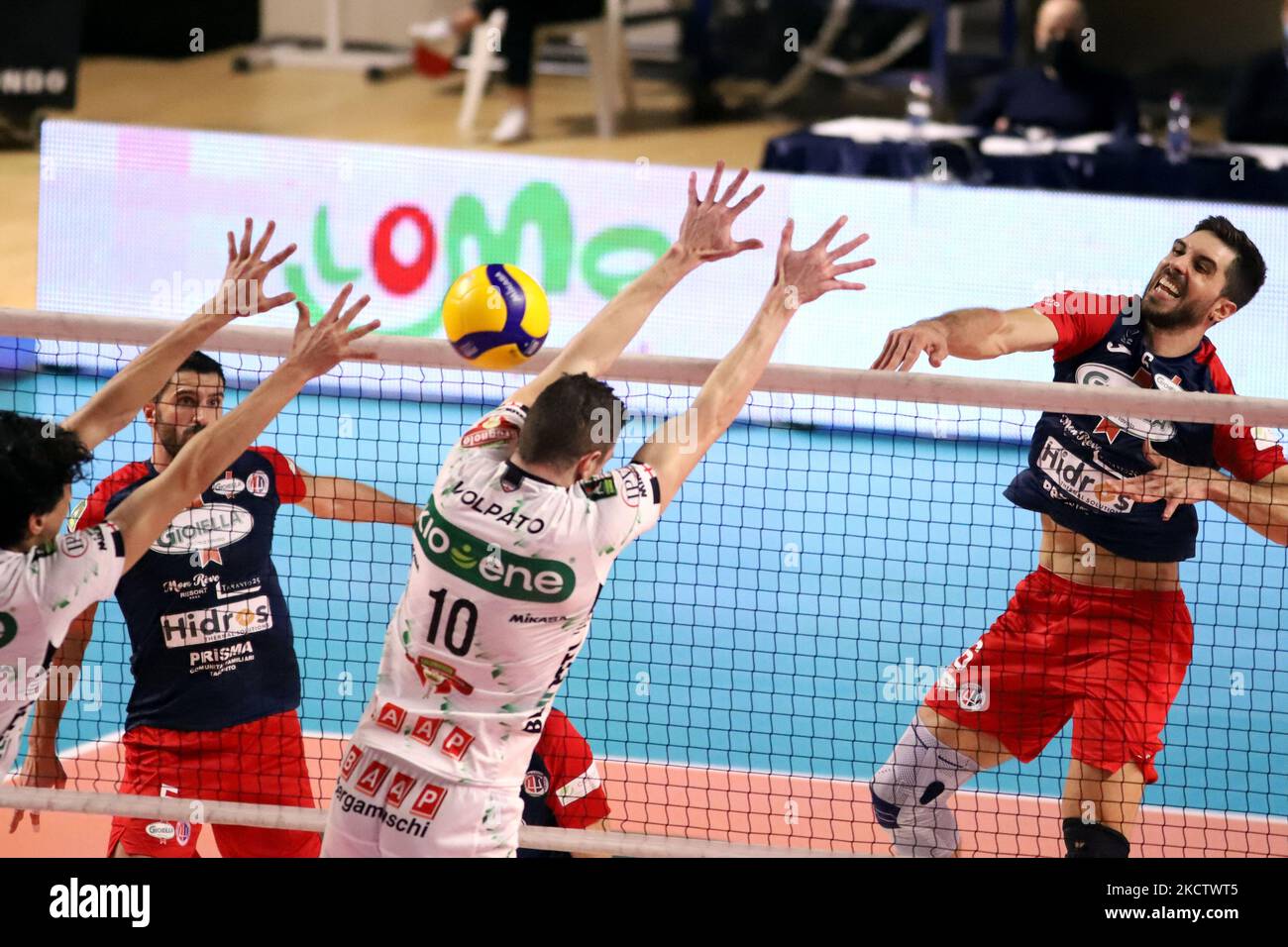 Luigi Randazzo Gioiella Prisma Taranto in attacco durante il Volley Campionato Italiano Serie A Men Superleague Prisma Taranto vs Kione Padova il 13 novembre 2021 al PalaMazzola di Taranto (Foto di Giuseppe leva/LiveMedia/NurPhoto) Foto Stock