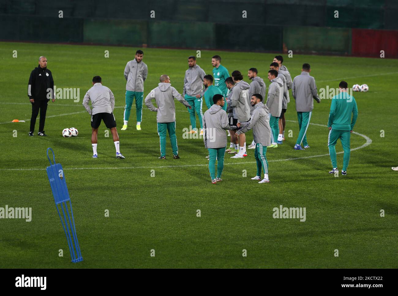 Formazione della nazionale di calcio algerina allo stadio, Mustapha Tchaker Blida in Algeria il 14 novembre 2021, in previsione della partita di qualificazione Borkina Faso della Coppa del mondo FIFA - Qatar 2022 (Foto di Billal Bensalem/NurPhoto) Foto Stock