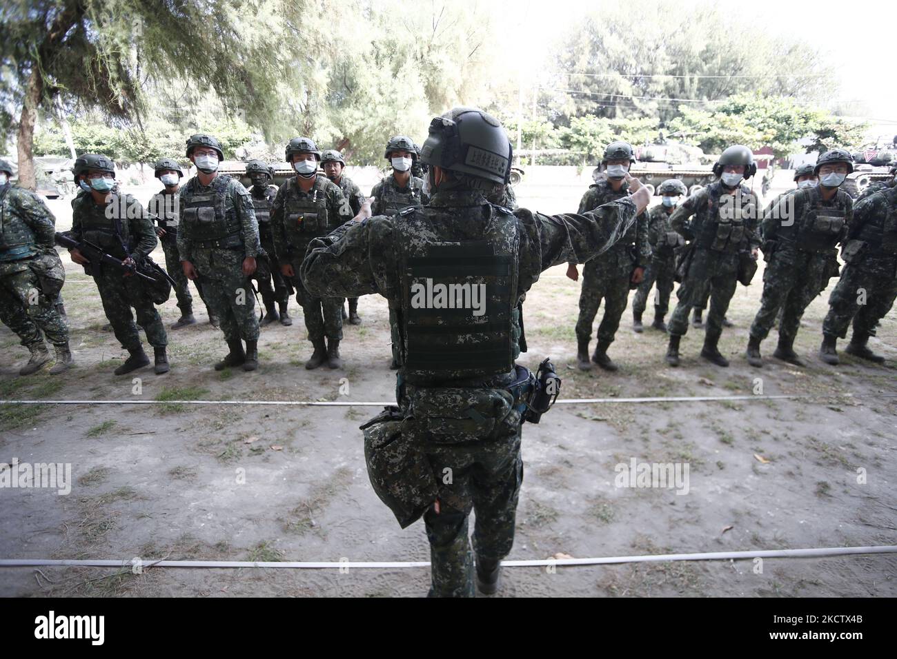 I soldati taiwanesi con le armi ascoltano le istruzioni di un capo di stato maggiore, durante un'operazione di difesa a terra come parte di un esercizio militare che simula la difesa contro l'intrusione dei militari cinesi, in mezzo alle crescenti tensioni tra Taipei e Cina, a Tainan, Taiwan, 11 novembre 2021. L'isola autonoma ha ricevuto sempre più assistenza dagli Stati Uniti, costruendo al contempo migliori relazioni con Regno Unito, Australia, Francia e altri paesi europei, tra cui Lituania, Repubblica Ceca, Polonia e così via. (Foto di Ceng Shou Yi/NurPhoto) Foto Stock