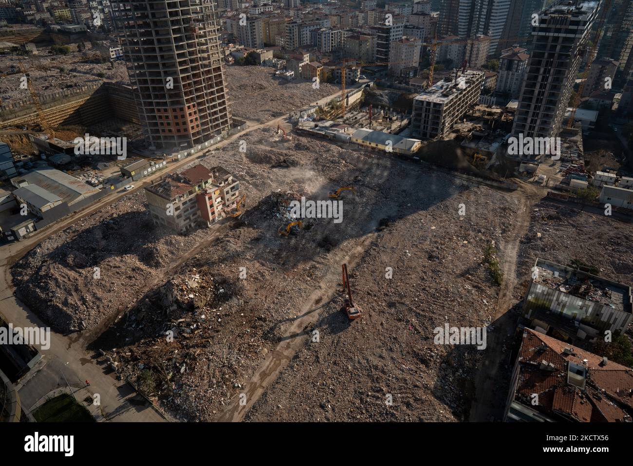 Case demolite per la trasformazione urbana a Istanbul il 13 novembre 2021. La costruzione è iniziata di nuovo a Firkirtepe Mahallesi, Istanbul, che è stata nell'ambito del progetto di trasformazione urbana per 11 anni, ma è stata interrotta a causa di problemi finanziari. Saranno costruiti nuovi edifici per sostituire le case distrutte. (Foto di Erhan Demirtas/NurPhoto) Foto Stock