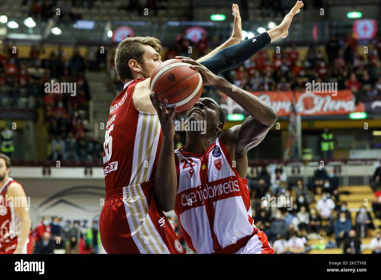Jalen Jones (Openjobmetis Varese) durante il Campionato Italiano di Basket A Serie Allianz Pallacanestro Trieste vs Openjobmetis Varese il 14 novembre 2021 al Duomo di Allianz a Trieste (Foto di Luca Tedeschi/LiveMedia/NurPhoto) Foto Stock