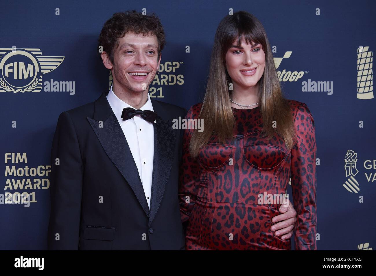 Valentino Rossi e sua moglie Francesca Sofia Novello sul tappeto rosso in occasione della cerimonia di premiazione FIM MotoGP a Fira de Valencia il 14 novembre 2021 a Valencia, Spagna. (Foto di Jose Breton/Pics Action/NurPhoto) Foto Stock