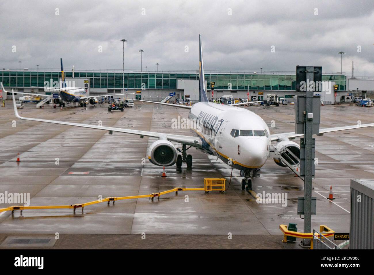 Boeing 737-800 passeggeri del vettore low-cost Ryanair FR visto all'aeroporto Stansted di Londra STN di fronte al terminal e alle porte. Ryanair Group gestisce una flotta con più di 400 aeromobili Boeing 737-800. La compagnia aerea irlandese utilizza Stansted come una delle principali basi operative. L'industria aeronautica mondiale sta cercando di riprendersi dall'impatto negativo della pandemia di Coronavirus del Covid-19. Aeroporto di Stansted, Regno Unito il 12 novembre 2021. (Foto di Nicolas Economou/NurPhoto) Foto Stock