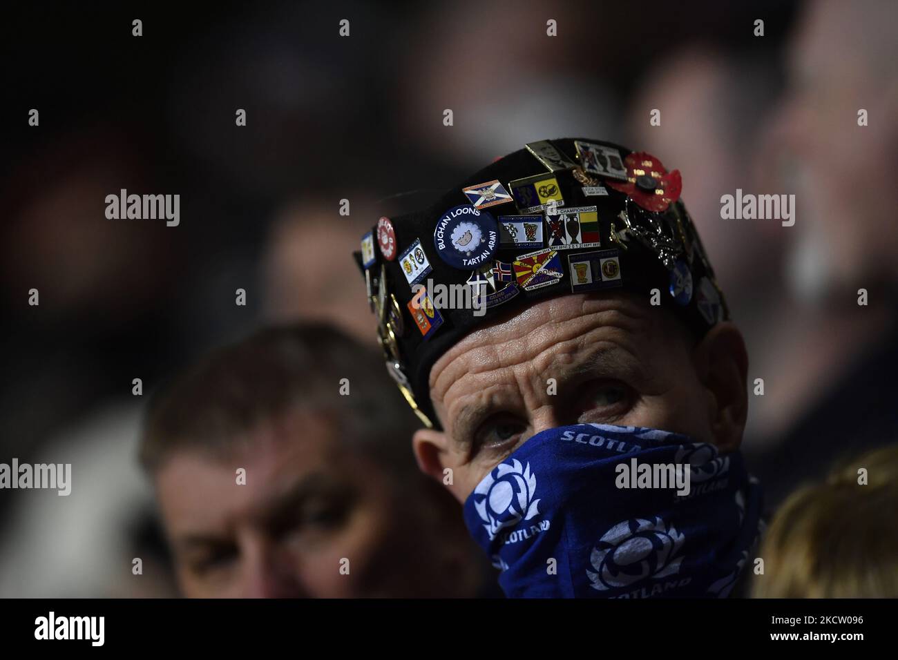 Tifosi scozzesi con cappelli scotish in azione durante il turno di qualificazione della Coppa del mondo FIFA 2022 tra Moldova e Scozia, venerdì 12 novembre 2021, a Chisinau, Moldova. (Foto di Alex Nicodim/NurPhoto) Foto Stock