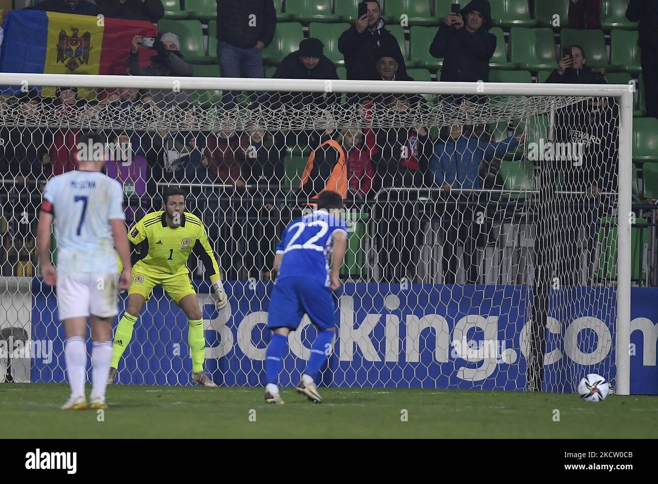 Craig Gordon salva un colpo di penalità in azione durante il turno di qualificazione della Coppa del mondo FIFA 2022 tra Moldova e Scozia, venerdì 12 novembre 2021, a Chisinau, Moldova. (Foto di Alex Nicodim/NurPhoto) Foto Stock