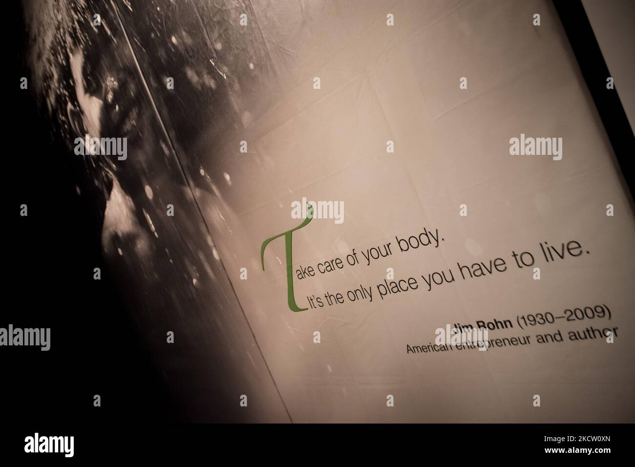 Body Worlds è una mostra di veri corpi umani e contiene veri esemplari umani ad Atene, in Grecia, il 15 novembre 2021. (Foto di Nikolas Kokovlis/NurPhoto) Foto Stock