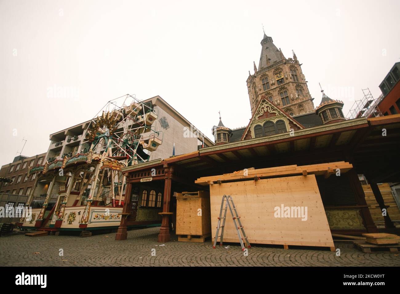 Le bancarelle vuote di Natale sono viste a Colonia, in Germania, il 15 novembre 2021. (Foto di Ying Tang/NurPhoto) Foto Stock