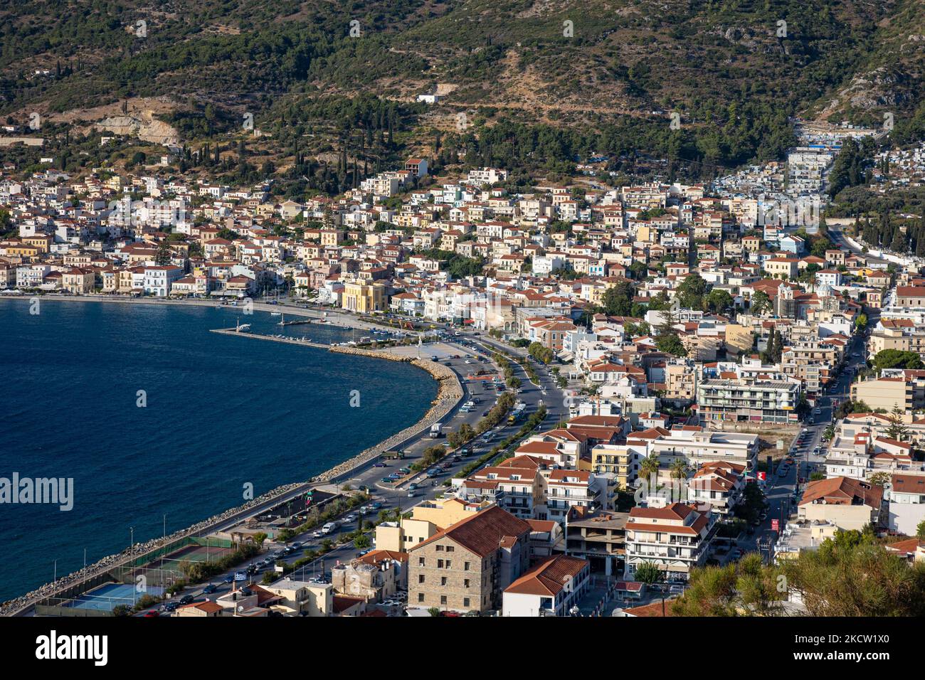 Vista panoramica della città di Samos, un porto marino naturale, la città portuale e la capitale dell'isola di Samos e l'unità regionale conosciuta anche come Vathy, il vecchio nome. Samos città è stato costruito a metà del 18th ° secolo come il porto di Vathy e ha una popolazione di 8100 abitanti. Nei tempi antichi, Samos era una città-stato particolarmente ricca e potente, conosciuta per i suoi vigneti e la sua produzione vinicola, mentre oggi l'economia samiana si affida all'agricoltura e all'industria turistica. Samos è il luogo di nascita del filosofo greco e matematico Pitagora. Isola di Samos, Grecia il 21 settembre 2021 (Foto di Nicolas Eco Foto Stock