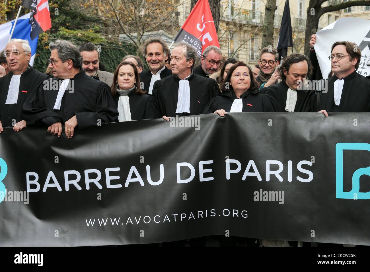 Gli avvocati francesi si sono dimostrati davanti all'Assemblée nationale (Assemblea Nazionale) di Parigi per difendere il segreto professionale il 16 novembre 2021. Gli avvocati protestano contro un disegno di legge che introduce eccezioni al segreto professionale che riguardano indagini giudiziarie su casi di frode fiscale, peddling o corruzione. (Foto di Michel Stoupak/NurPhoto) Foto Stock