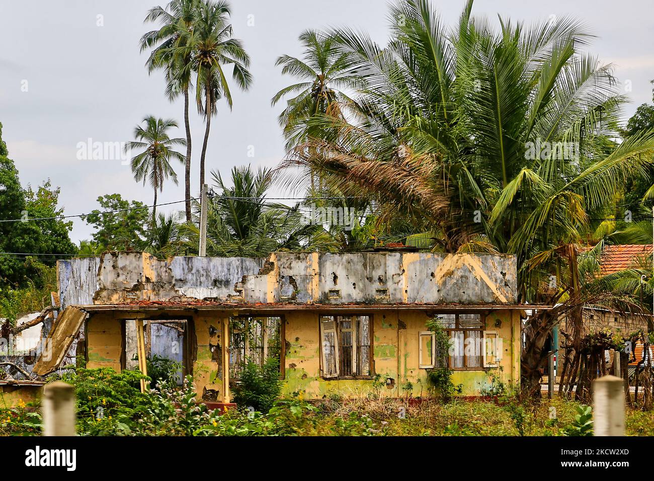 Resti di una casa distrutta durante la guerra civile a Mullaitivu, Sri Lanka. Questo è solo uno dei tanti ricordi delle profonde cicatrici causate durante la guerra civile durata 26 anni tra l'esercito dello Sri Lanka e le LTTE (Tigri di liberazione del Tamil Eelam). Le Nazioni Unite stimano che durante la guerra siano state uccise circa 40.000 persone. (Foto di Creative Touch Imaging Ltd./NurPhoto) Foto Stock