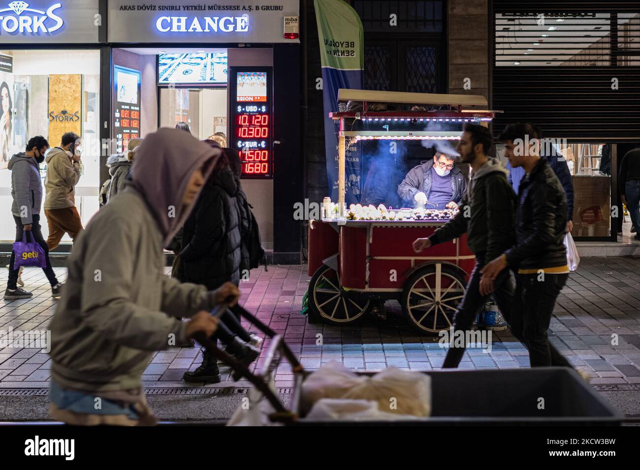 Il 16 novembre 2021, le persone si sono schierate presso le sedi di cambio valuta di Istanbul, in Turchia, mentre la lira turca è scesa ai minimi storici rispetto al dollaro statunitense e ad altre principali valute. (Foto di Diego Cupolo/NurPhoto) Foto Stock