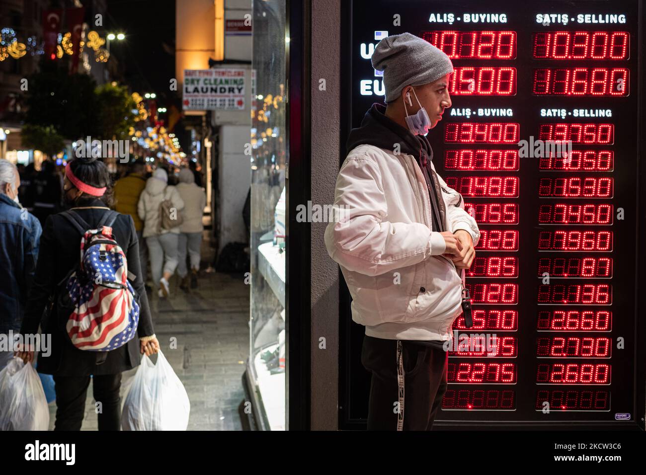 Il 16 novembre 2021, le persone si sono schierate a Istanbul, in Turchia, mentre la lira turca è scesa ai minimi storici rispetto al dollaro statunitense e alle altre principali valute. (Foto di Diego Cupolo/NurPhoto) Foto Stock