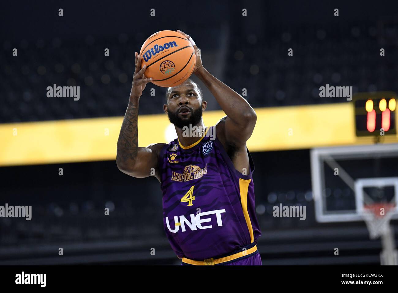 Chris Johnson cercando di segnare durante il gioco U-BT Cluj-Napoca v Hapoel U-NET Holon nel gruppo G di Basketball Champions League, disputata in BT Arena, Cluj-Napoca, 17 novembre 2021 (Foto di Flaviu Buboi/NurPhoto) Foto Stock