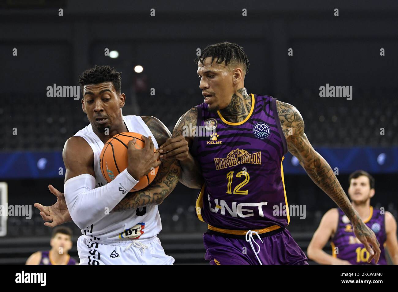 Karel Guzman (L) e Michale Kyser (R) in azione durante il gioco U-BT Cluj-Napoca v Hapoel U-NET Holon nel gruppo G della Basketball Champions League, disputata in BT Arena, Cluj-Napoca, 17 novembre 2021 (Foto di Flaviu Buboi/NurPhoto) Foto Stock