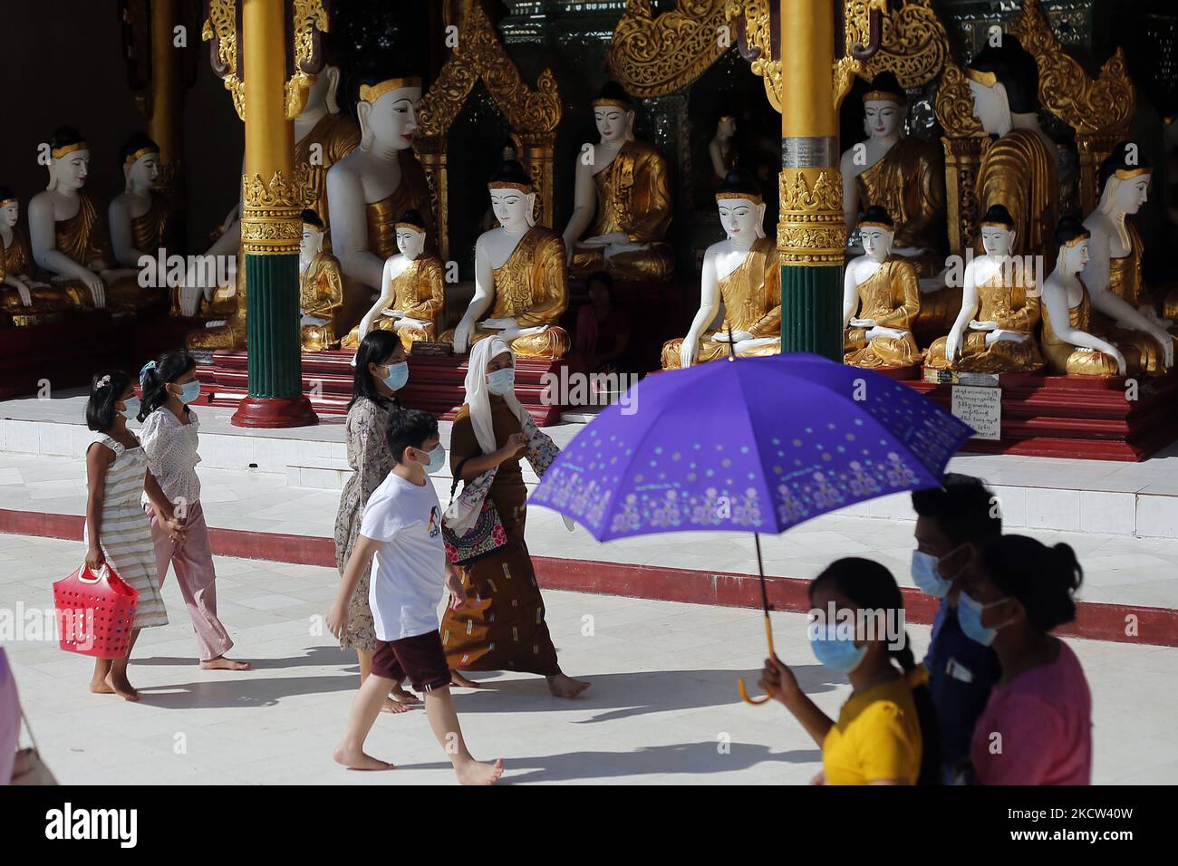 I devoti buddisti visitano la Pagoda di Shwedagon durante il giorno della luna piena di Tazaungmon, l'ottavo mese del calendario del Myanmar, a Yangon, Myanmar, il 18 novembre 2021. (Foto di Myat Thu Kyaw/NurPhoto) Foto Stock