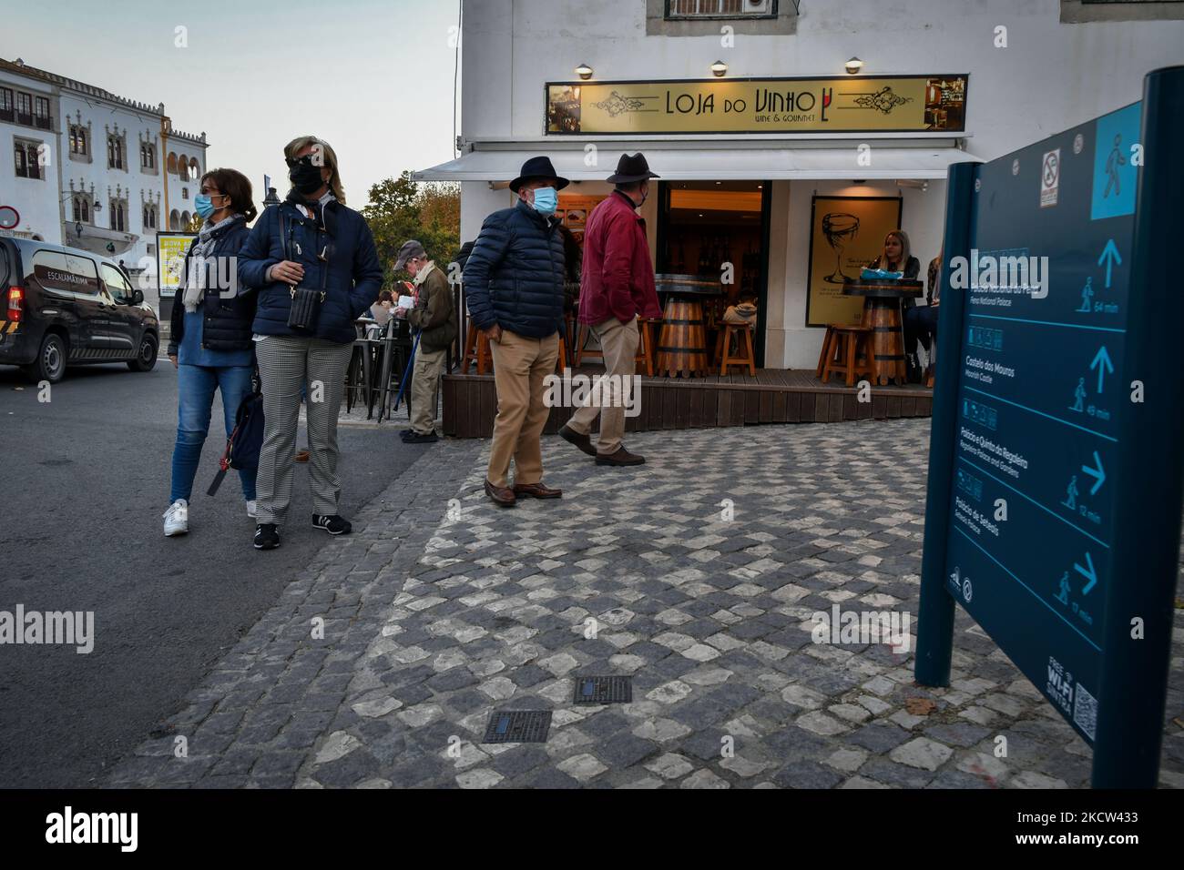 La gente cammina per la zona storica di Sintra, Portogallo. Novembre 16, 2021. Il primo ministro Antonio Costa ammette di essere preoccupato per l'aumento dei casi di covid-19 in Portogallo, ma non esclude l'adozione di misure restrittive come nelle ondate precedenti, ma non contempla la necessità di un nuovo stato di emergenza. (Foto di Jorge Mantilla/NurPhoto) Foto Stock