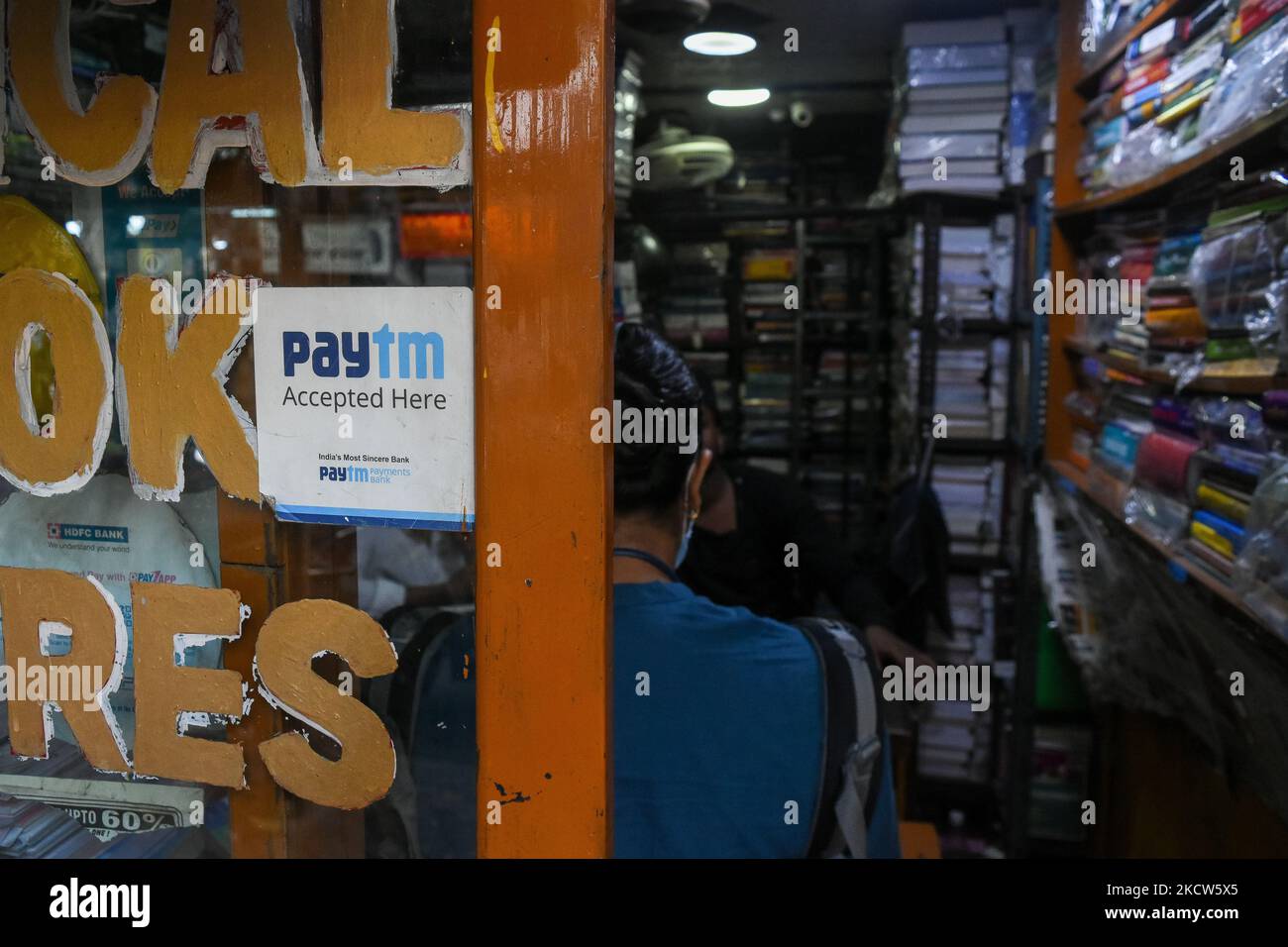 Un logo Pytm come appare all'ingresso di una libreria a Kolkata (India) il 19 novembre 2021. PayTm IPO è sceso a quasi 1564 rupie dal suo prezzo di partenza di oltre 1900 dollari il suo primo giorno di quotazione IPO nel mercato azionario indiano secondo i media report . (Foto di Debarchan Chatterjee/NurPhoto) Foto Stock