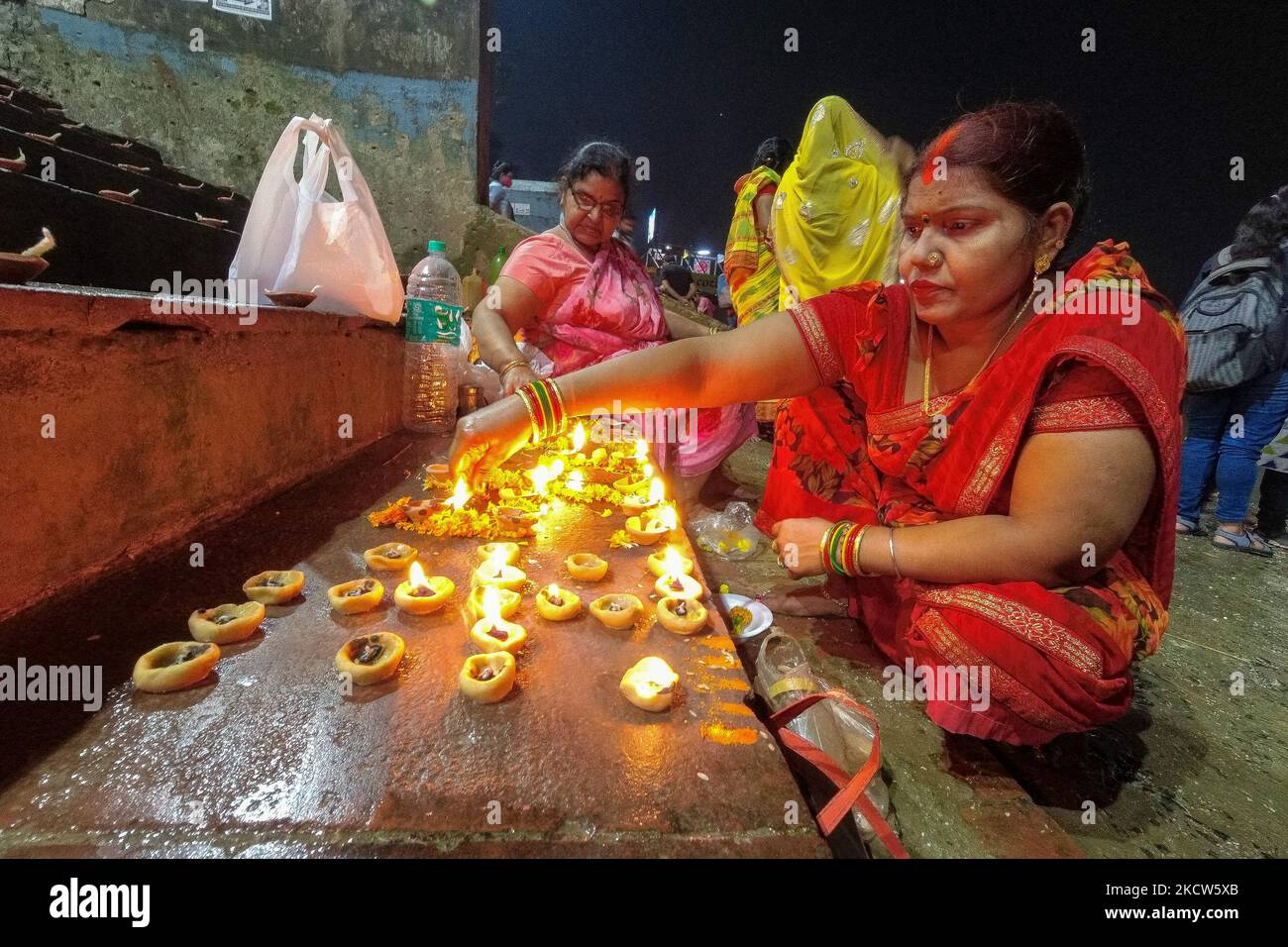 I devoti sono visti accendendo le lampade ad olio ad un lungofiume di Ganges in occasione di Dev Deepavali a Kolkata , India , il 19 novembre 2021 .Dev Deepavali è un festival indù che è celebrato su Karthik Purnima , 15 giorni dopo Diwali e si ritiene che sia Diwali degli dei . Devoti lampada ad olio leggero sui lati del fiume Ganges per rendere onore al fiume e alla sua Dea residente. (Foto di Debarchan Chatterjee/NurPhoto) Foto Stock