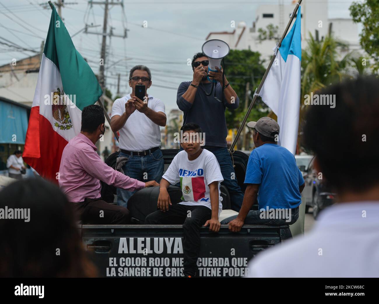 I devoti religiosi locali, visti nel centro di Playa del Carmen, esprimono il loro amore per Gesù. Martedì 16 novembre 2021, a Playa del Carmen, Quintana Roo, Messico. (Foto di Artur Widak/NurPhoto) Foto Stock