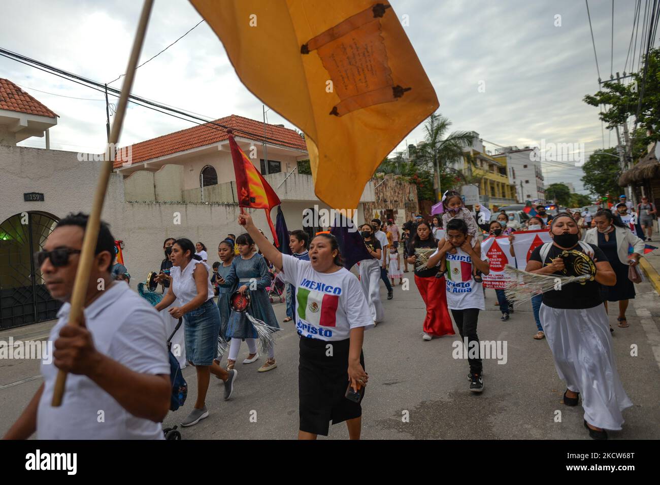 I devoti religiosi locali marciano attraverso il centro della città di Playa del Carmen esprimendo il loro amore per Gesù. Martedì 16 novembre 2021, a Playa del Carmen, Quintana Roo, Messico. (Foto di Artur Widak/NurPhoto) Foto Stock