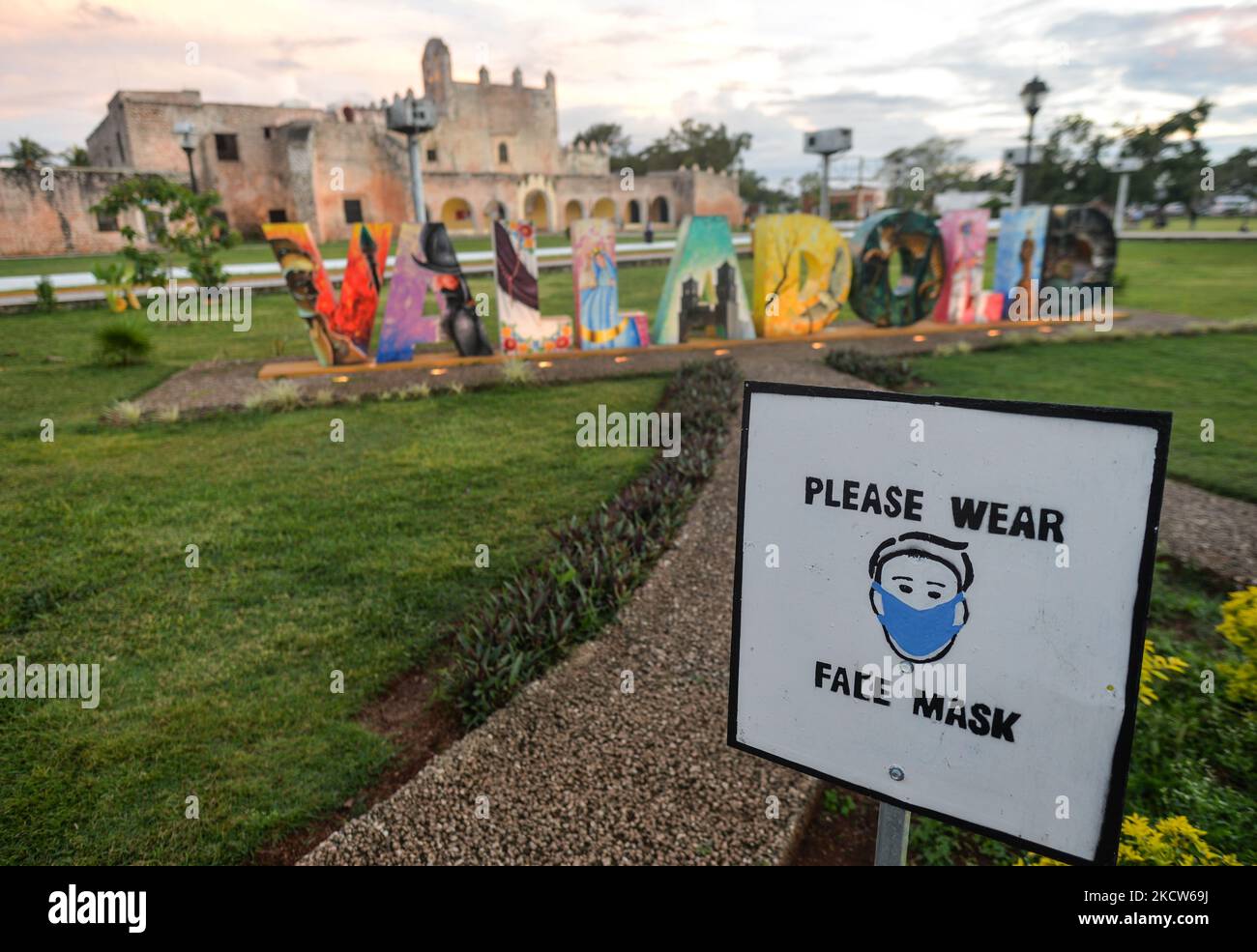 Cartello 'Please wear face Mask' visto accanto alle lettere con il nome della città di Valladolid di fronte al Convento de San Bernardino de Siena. Mercoledì 17 novembre 2021 a Valladolid, Yucatan, Messico. (Foto di Artur Widak/NurPhoto) Foto Stock