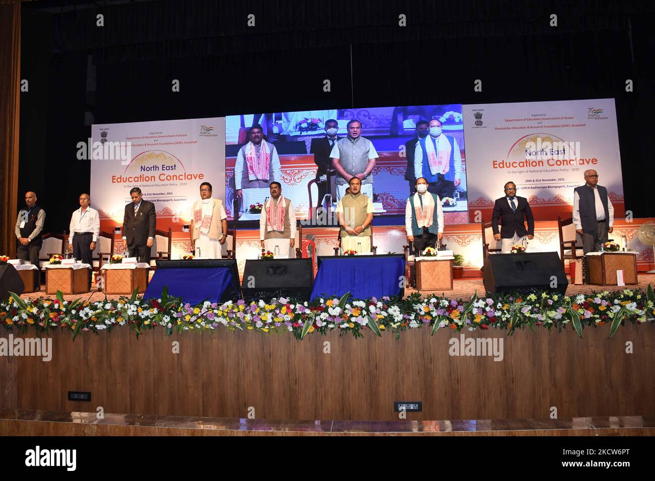 Il Ministro dell'Unione Dharmendra Pradhan durante la funzione inaugurale del conclave di due giorni per l'Educazione Nord-Est a Guwahati, India, il 20 novembre 2021. (Foto di Anuwar Hazarika/NurPhoto) Foto Stock