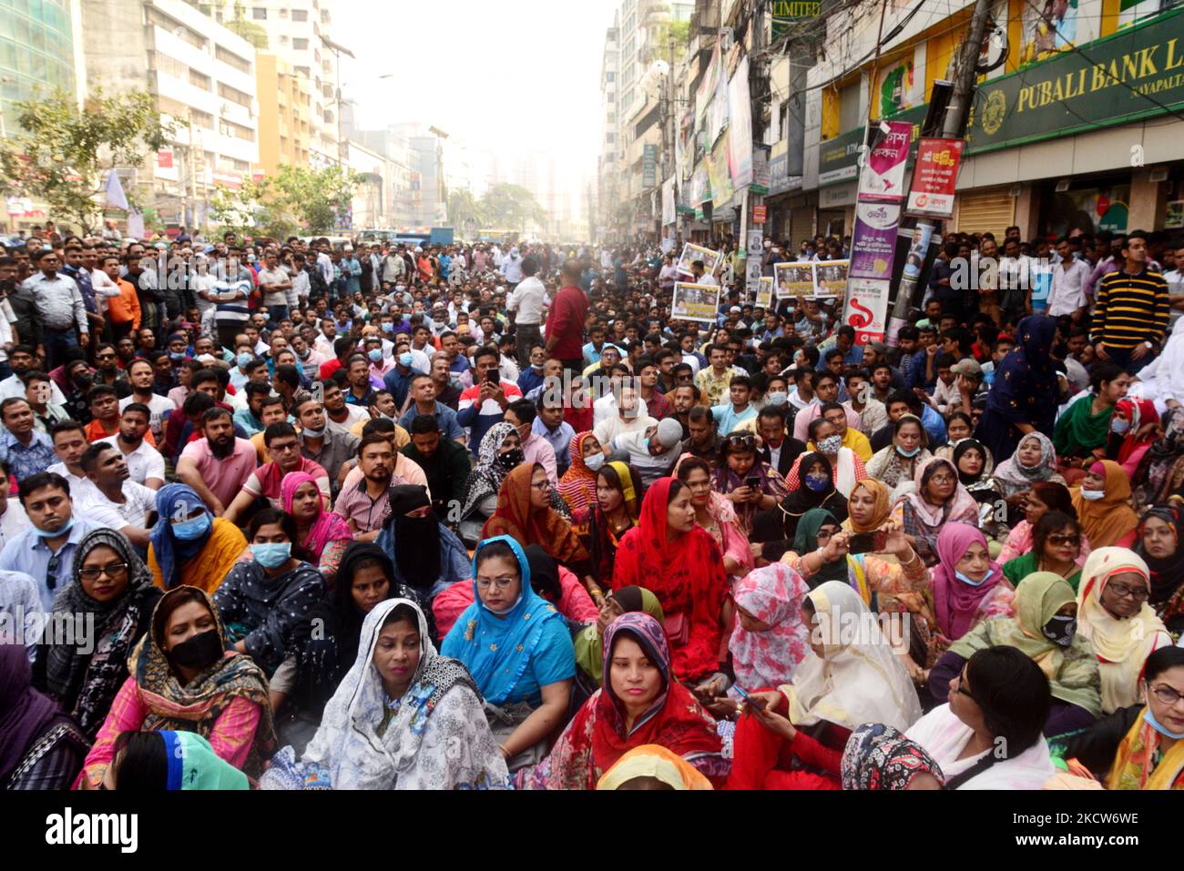 Bangladesh l'attivista del Partito nazionalista (BNP) partecipa a un programma di sciopero della fame di massa per chiedere il rilascio del presidente del BNP Khaleda Zia e il permesso di viaggiare all'estero per un trattamento migliore di fronte all'edificio del loro ufficio centrale durante il programma nazionale di sciopero della fame di massa a Dhaka, Bangladesh, il 20 novembre 2021. (Foto di Mamunur Rashid/NurPhoto) Foto Stock