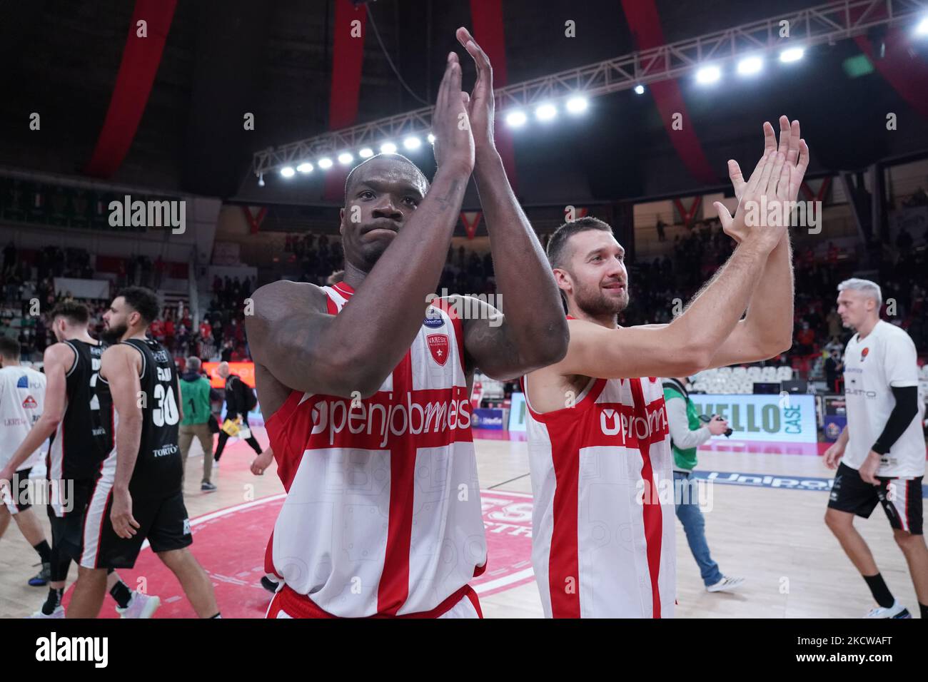 21 Giancarlo Ferrero OpenJobMetis Varese, 22 Jalen Jones OpenJobMetis Varese durante la partita del Campionato LBA Italia tra Openjobmetis Varese e Bertram Derthona Tortona, a Varese, il 20 novembre 2021. (Foto di Fabio Averna/NurPhoto) Foto Stock
