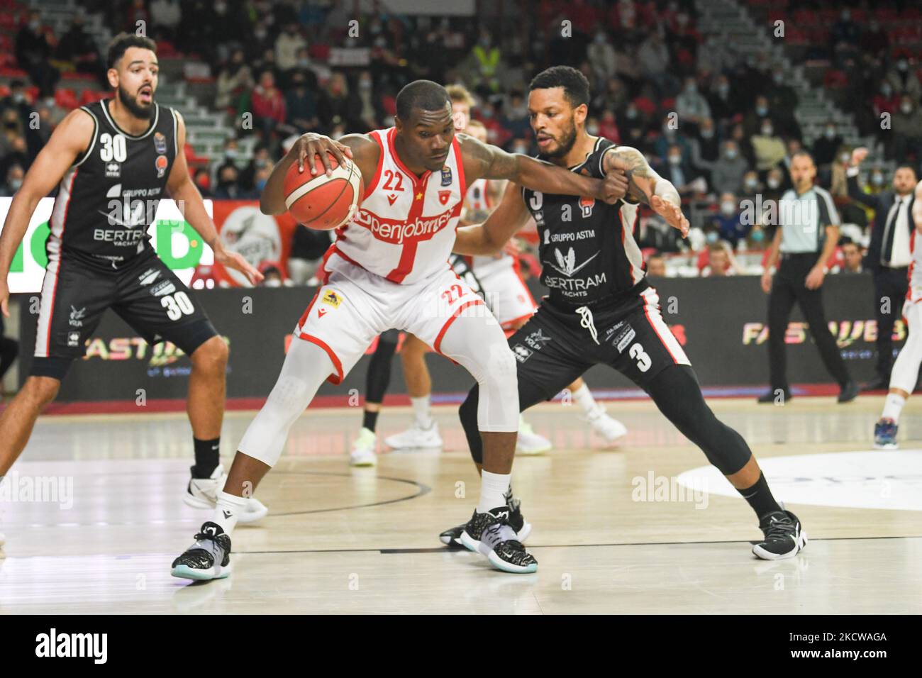 22 Jalen Jones OpenJobMetis Varese durante la partita del Campionato LBA Italia tra Openjobmetis Varese e Bertram Derthona Tortona, a Varese, il 20 novembre 2021. (Foto di Fabio Averna/NurPhoto) Foto Stock