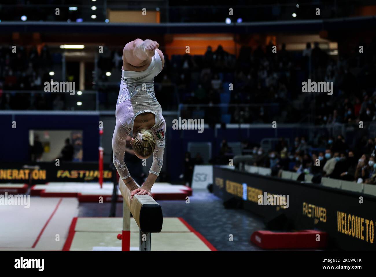 Martina Maggio del Team GAF Italia durante il Gran Premio di Ginnastica 2021 all'Allianz Cloud Arena, Milano, Italia il 20 novembre 2021 (Foto di Fabrizio Carabelli/LiveMedia/NurPhoto) Foto Stock