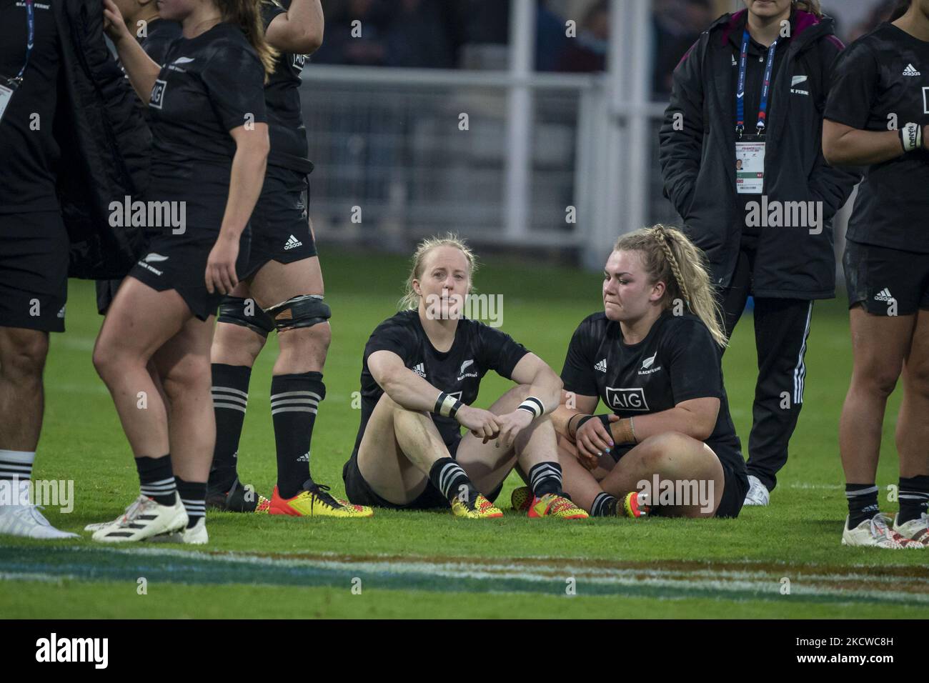 Kendra COCKSEDGE e IL DOMINIO Amy della Nuova Zelanda sono tristi di aver perso durante la partita internazionale di rugby femminile tra Francia e Nuova Zelanda il 20 novembre 2021 a Castres, Francia. (Foto di Fabien Pallueau/NurPhoto) Foto Stock