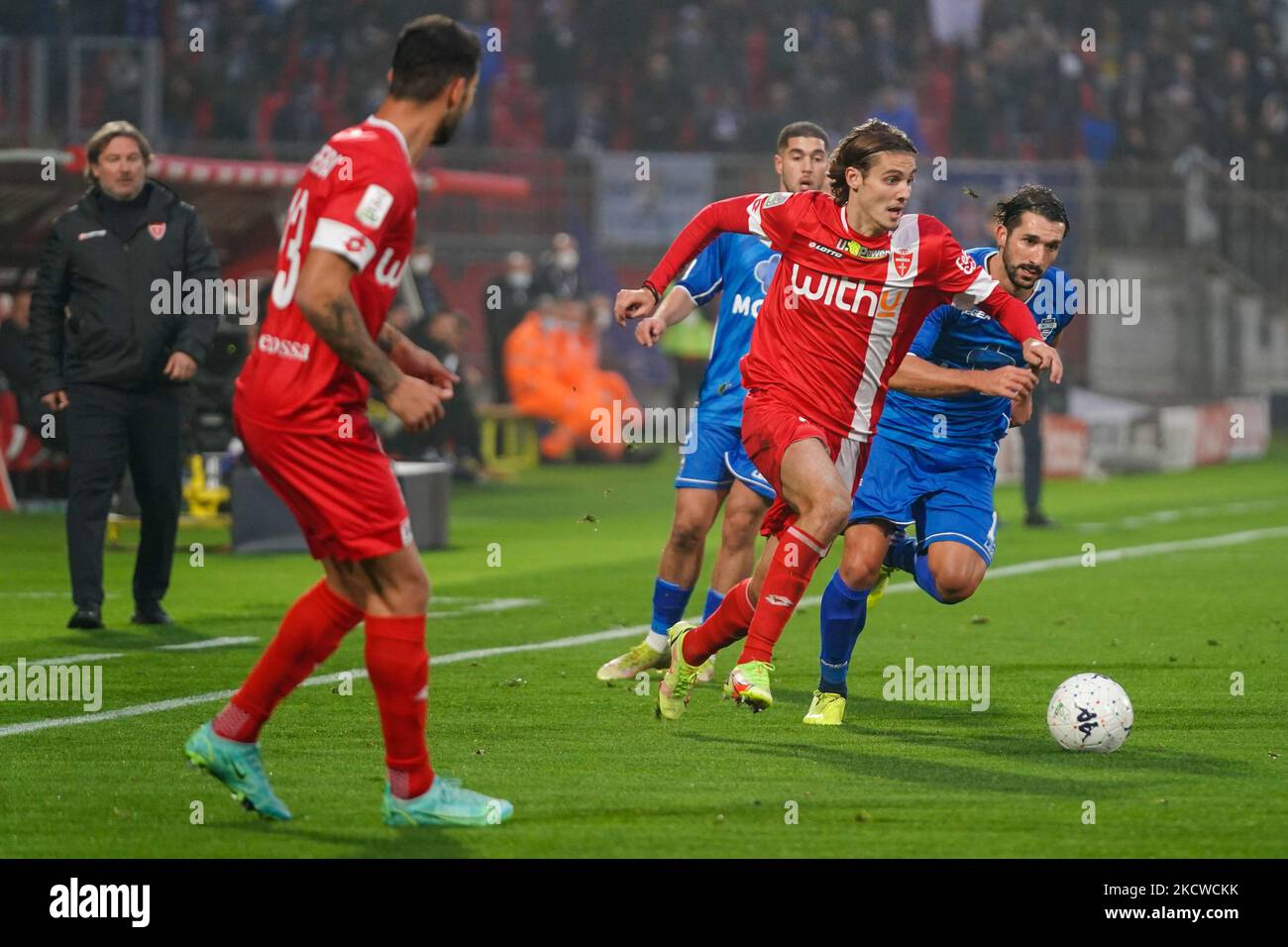 Andrea Colpani (#28 Monza) in occasione del Campionato Italiano di Calcio BKT AC Monza vs Como 1907 il 21 novembre 2021 allo Stadio Brianteo di Monza (MB) (Foto di Luca Rossini/LiveMedia/NurPhoto) Foto Stock