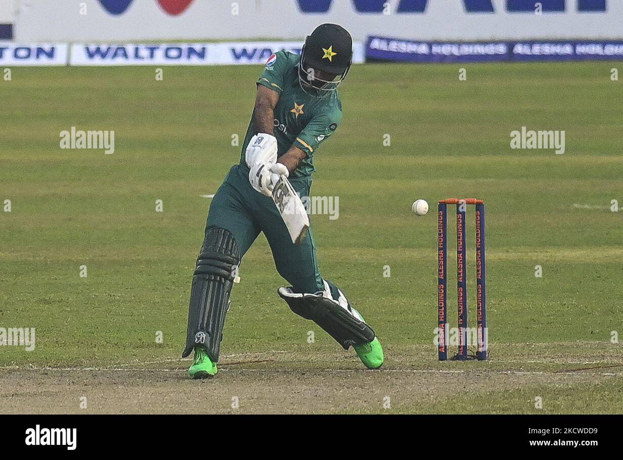 Il Pakistan Fakhar Zaman gioca un colpo durante la seconda partita internazionale di cricket del Twenty20 tra Bangladesh e Pakistan allo Sher-e-Bangla National Cricket Stadium di Dhaka il 20 novembre 2021. (Foto di Ahmed Salahuddin/NurPhoto) Foto Stock