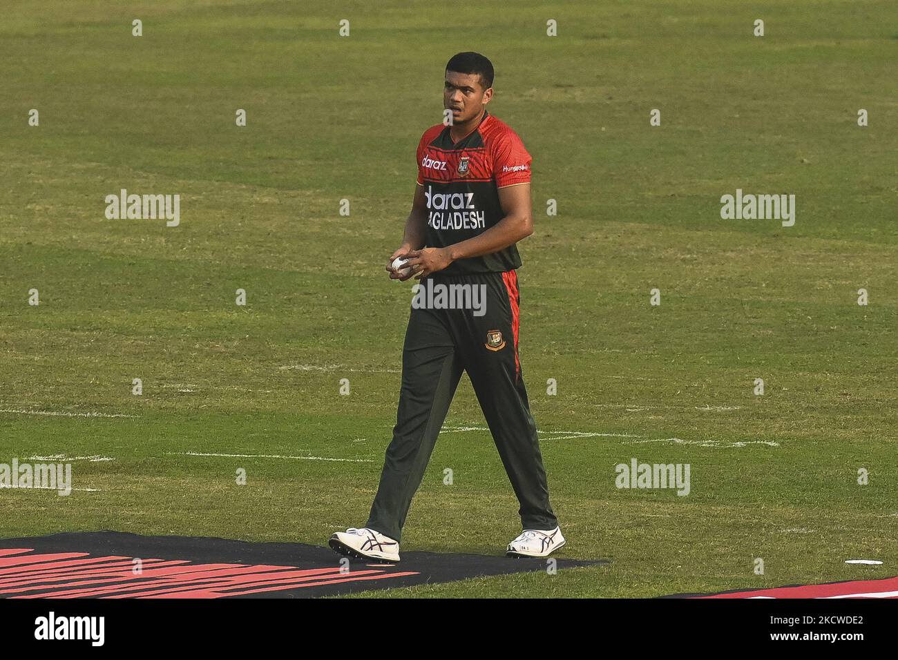 Taskin Ahmed del Bangladesh durante la prima partita internazionale di cricket del Twenty20 tra Bangladesh e Pakistan allo stadio nazionale di cricket Sher-e-Bangla di Dhaka il 19 novembre 2021. (Foto di Ahmed Salahuddin/NurPhoto) Foto Stock