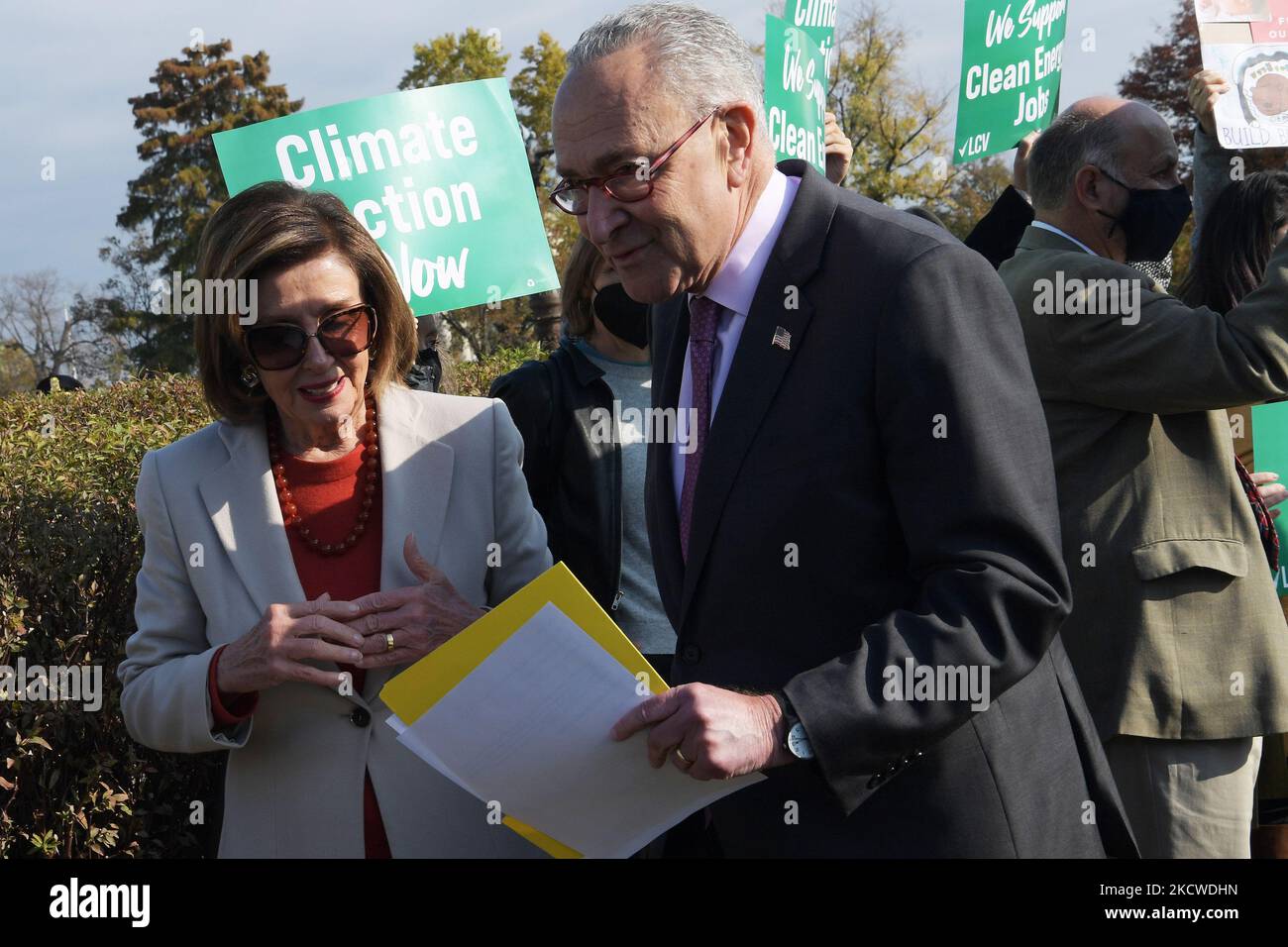 Il portavoce della Camera Nancy Pelosi(D-CA) parla con il leader della maggioranza del Senato Chuck Schumer(D-NY) durante la conferenza stampa su Build Back Better Act e i suoi $555 miliardi di dollari in investimenti climatici, oggi il 17 novembre 2021 alla Camera Triangle/Capitol Hill a Washington DC, USA. (Foto di Lenin Nolly/NurPhoto) Foto Stock