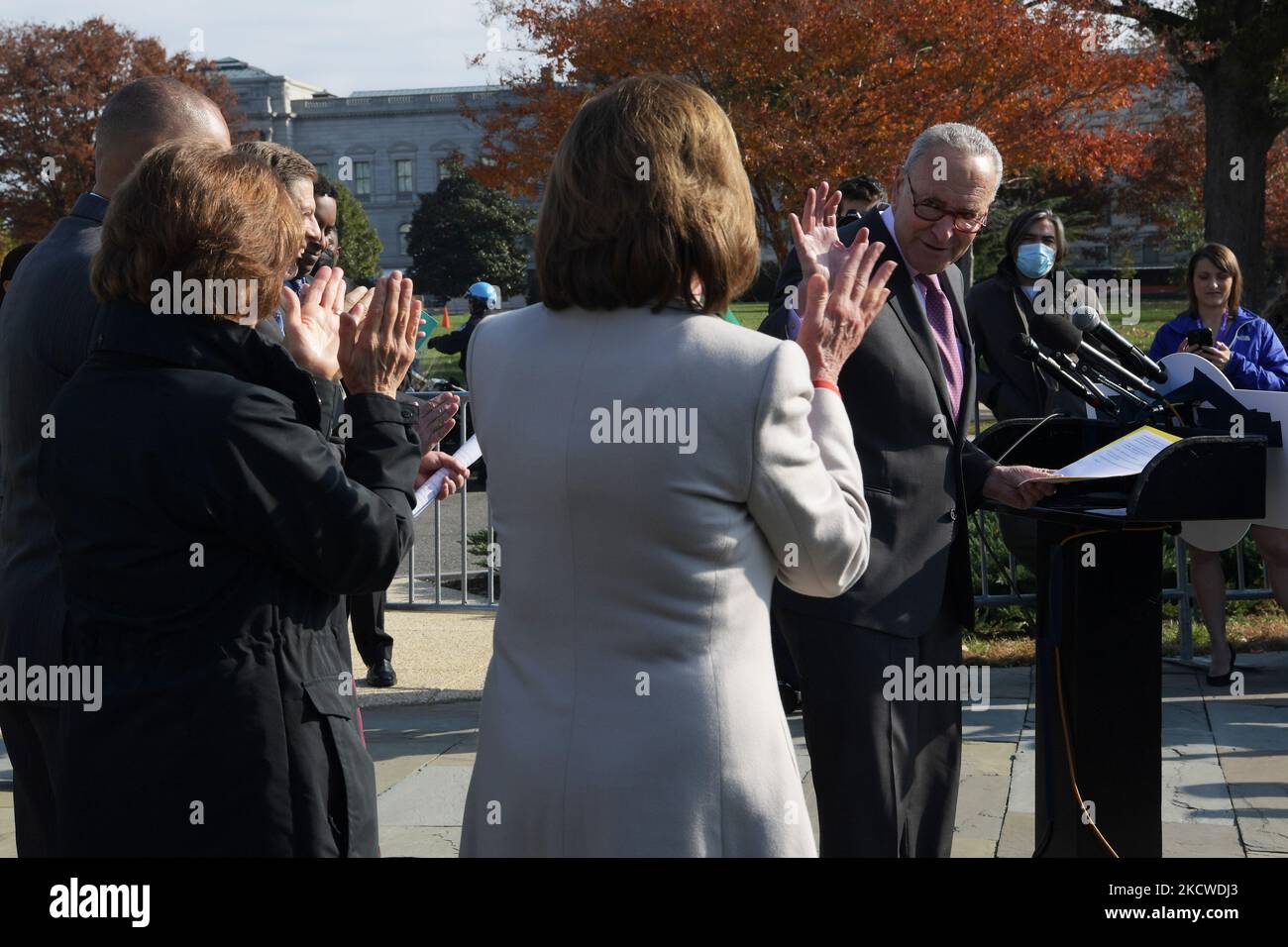 Il leader della maggioranza del Senato Chuck Schumer(D-NY) tiene una conferenza stampa su Build Back Better Act e i suoi $555 miliardi di dollari in investimenti climatici, oggi il 17 novembre 2021 al Triangolo della Camera/Campidoglio a Washington DC, USA. (Foto di Lenin Nolly/NurPhoto) Foto Stock