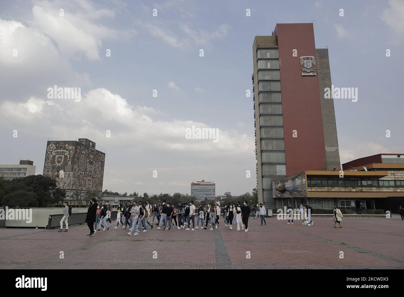 Vista esterna della spianata della canonica dell'Università Nazionale Autonoma del Messico (UNAM), dopo il ritorno alle classi sul posto quasi due anni dopo la chiusura a causa dell'emergenza sanitaria COVID-19 in Messico. (Foto di Gerardo Vieyra/NurPhoto) Foto Stock