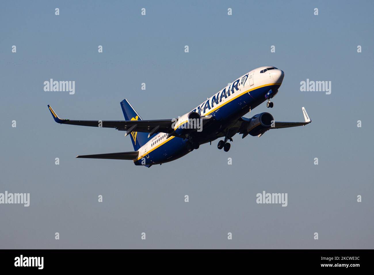 Ryanair Boeing 737-800 come visto taxiing, decollo e volo nel cielo blu da Eindhoven Airport ein. L'aereo in partenza B738 ha la registrazione SP-RKU, appartenente alla compagnia aerea Buzz, una filiale di Ryanair, il vettore irlandese low-cost di bilancio. Ryanair ha recentemente annunciato la sua partenza dal London Stock Exchange Listing rispetto alla conformità alla Brexit norme UE post-Brexit. L'industria aeronautica mondiale sta cercando di riprendersi dall'impatto negativo della pandemia di Coronavirus del Covid-19. Eindhoven, Paesi Bassi il 22 novembre 2021 (Foto di Nicolas Economou/NurPhoto) Foto Stock