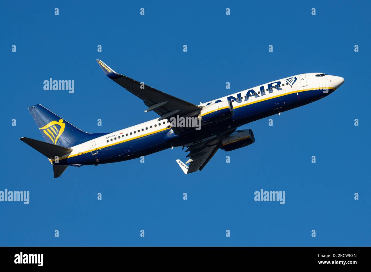 Ryanair Boeing 737-800 come visto taxiing, decollo e volo nel cielo blu da Eindhoven Airport ein. L'aereo in partenza B738 ha la registrazione SP-RKU, appartenente alla compagnia aerea Buzz, una filiale di Ryanair, il vettore irlandese low-cost di bilancio. Ryanair ha recentemente annunciato la sua partenza dal London Stock Exchange Listing rispetto alla conformità alla Brexit norme UE post-Brexit. L'industria aeronautica mondiale sta cercando di riprendersi dall'impatto negativo della pandemia di Coronavirus del Covid-19. Eindhoven, Paesi Bassi il 22 novembre 2021 (Foto di Nicolas Economou/NurPhoto) Foto Stock