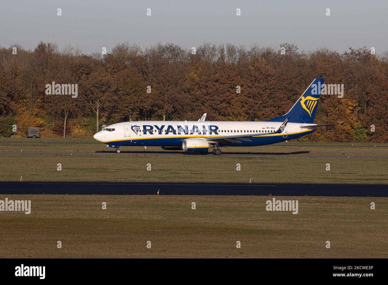 Ryanair Boeing 737-800 come visto taxiing, decollo e volo nel cielo blu da Eindhoven Airport ein. L'aereo in partenza B738 ha la registrazione SP-RKU, appartenente alla compagnia aerea Buzz, una filiale di Ryanair, il vettore irlandese low-cost di bilancio. Ryanair ha recentemente annunciato la sua partenza dal London Stock Exchange Listing rispetto alla conformità alla Brexit norme UE post-Brexit. L'industria aeronautica mondiale sta cercando di riprendersi dall'impatto negativo della pandemia di Coronavirus del Covid-19. Eindhoven, Paesi Bassi il 22 novembre 2021 (Foto di Nicolas Economou/NurPhoto) Foto Stock