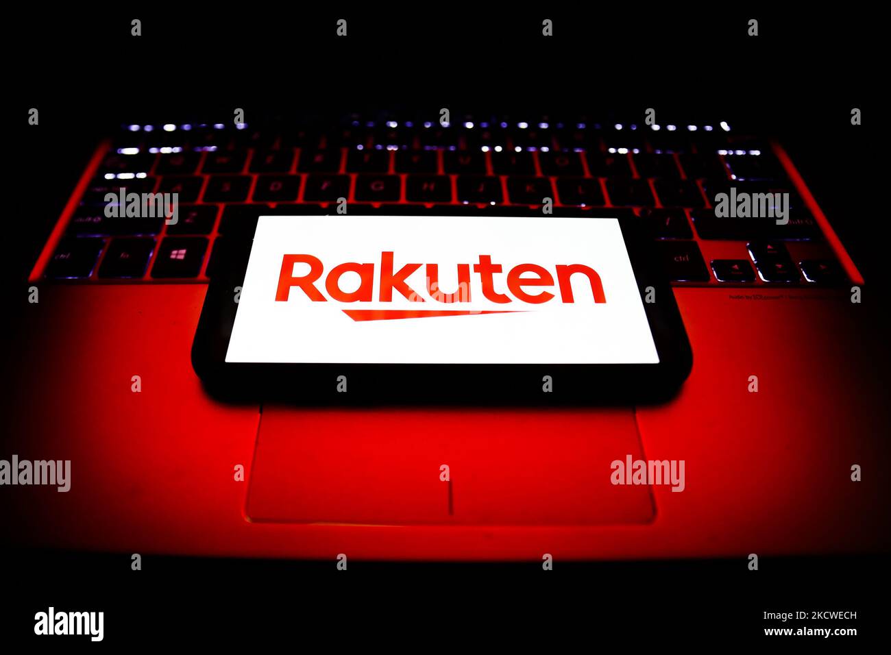 Il logo Rakuten visualizzato sullo schermo del telefono e la tastiera di un computer portatile sono visibili in questa foto di illustrazione scattata a Cracovia il 23 novembre 2021. (Foto di Jakub Porzycki/NurPhoto) Foto Stock