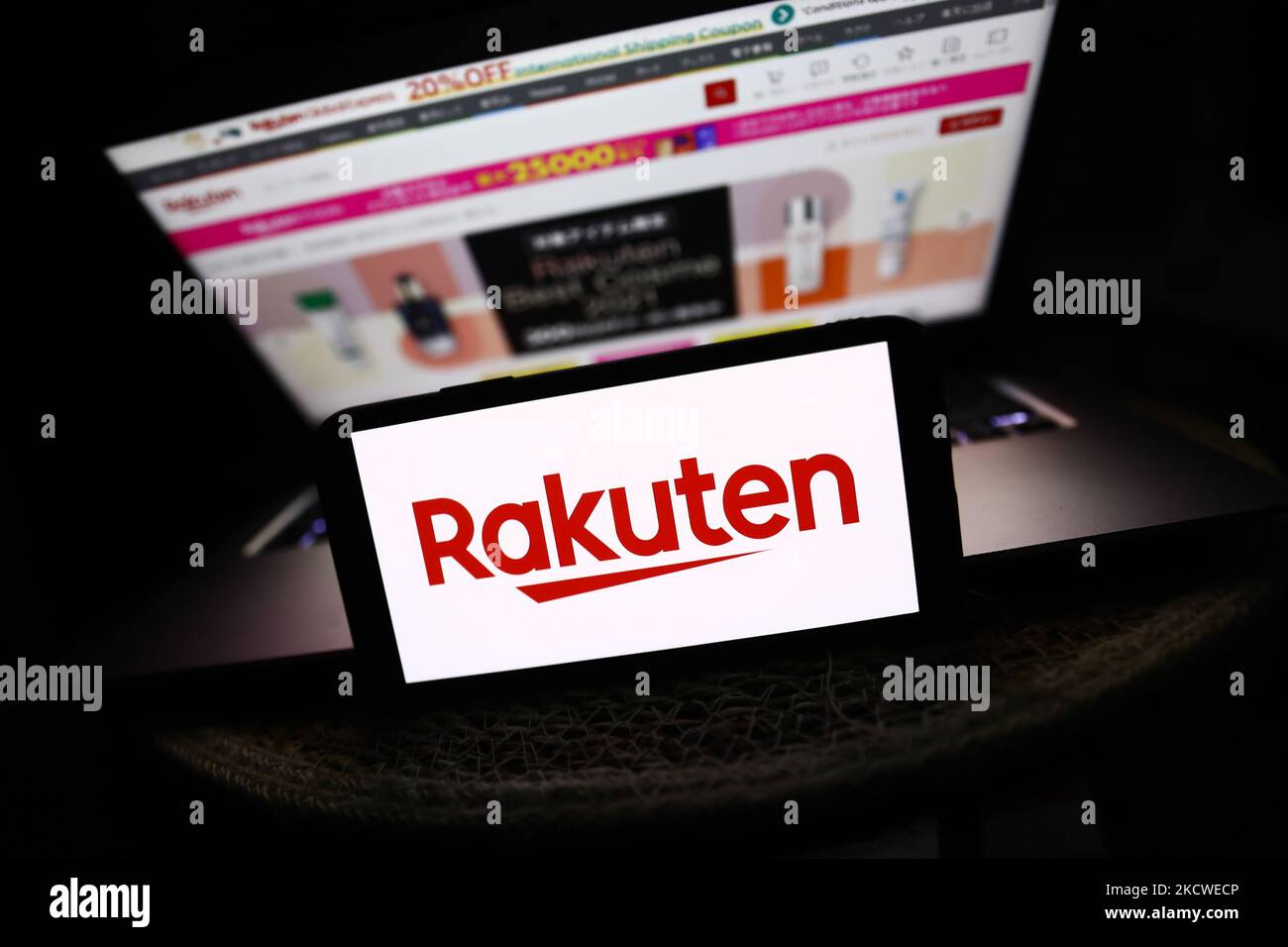 Il logo Rakuten visualizzato sullo schermo di un telefono e il sito Web Rakuten visualizzato sullo schermo di un computer portatile sono visti in questa foto di illustrazione scattata a Cracovia, Polonia il 23 novembre 2021. (Foto di Jakub Porzycki/NurPhoto) Foto Stock