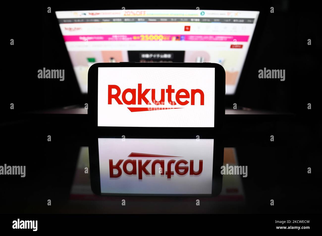 Il logo Rakuten visualizzato sullo schermo di un telefono e il sito Web Rakuten visualizzato sullo schermo di un computer portatile sono visti in questa foto di illustrazione scattata a Cracovia, Polonia il 23 novembre 2021. (Foto di Jakub Porzycki/NurPhoto) Foto Stock