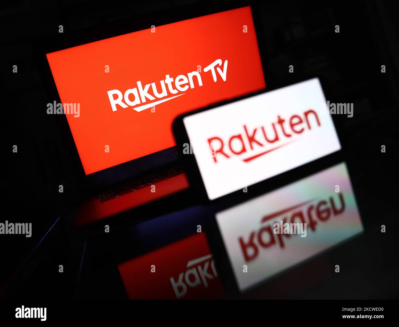 Il logo Rakuten visualizzato sullo schermo di un telefono e il logo Rakuten TV visualizzato sullo schermo di un computer portatile sono visti in questa foto di illustrazione scattata a Cracovia, Polonia il 23 novembre 2021. (Foto di Jakub Porzycki/NurPhoto) Foto Stock