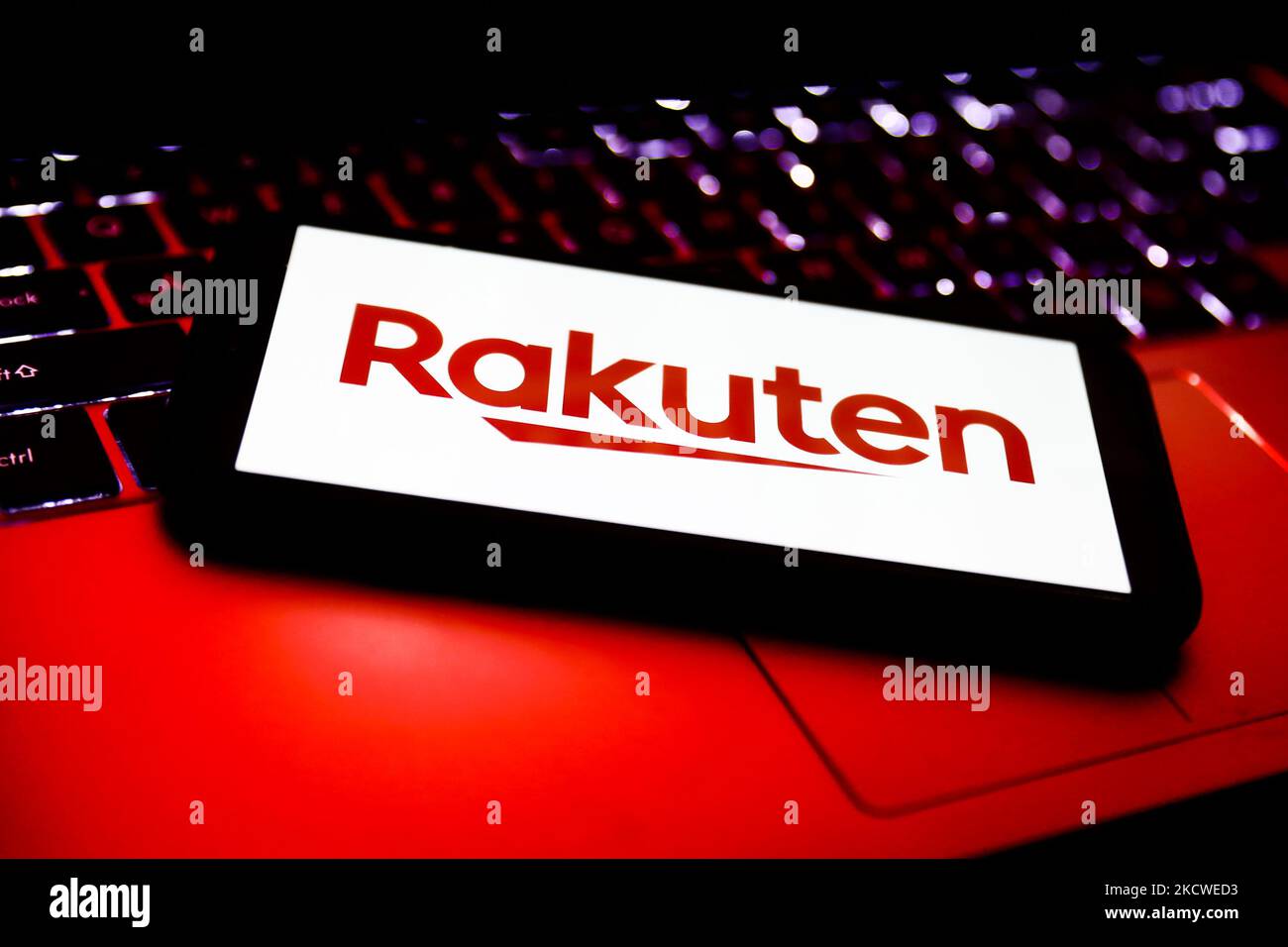 Il logo Rakuten visualizzato sullo schermo del telefono e la tastiera di un computer portatile sono visibili in questa foto di illustrazione scattata a Cracovia il 23 novembre 2021. (Foto di Jakub Porzycki/NurPhoto) Foto Stock