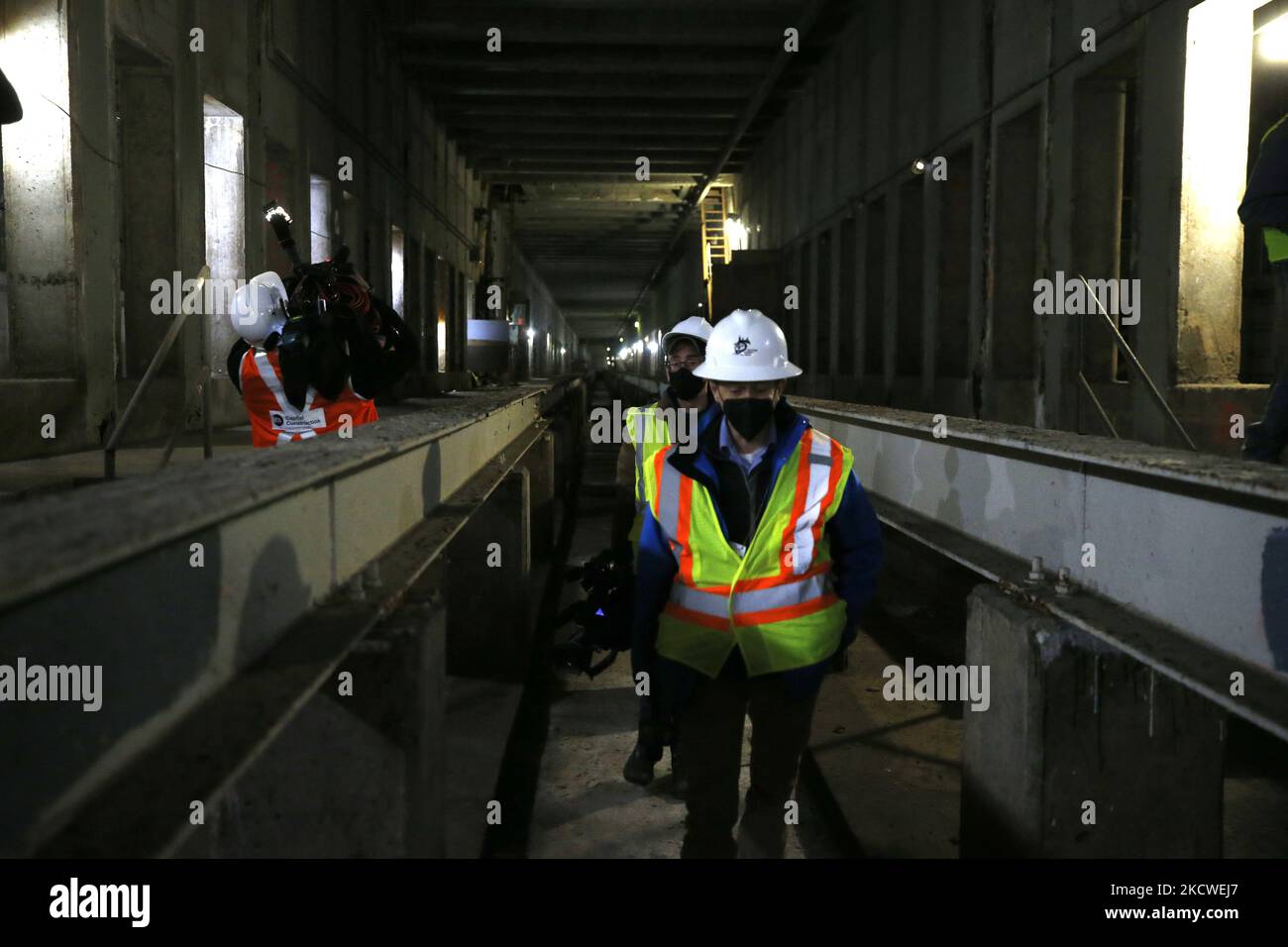 I giornalisti fotografano il tunnel mentre il governatore di New York Kathy Hochul, insieme alla leadership dell'MTA e ai funzionari eletti, visitano il progetto del tunnel Second Avenue sul lato est di Manhattan il 23 novembre 2021 a New York City, USA. La costruzione della seconda estensione della metropolitana Avenue riprenderà dopo che i lavori si sono interrotti quasi cinquant'anni fa a causa della mancanza di finanziamenti. Il progetto da diversi miliardi di dollari comporterà la ricostruzione della stazione esistente, la costruzione di una nuova stazione e il rinnovo di porzioni della linea. Si stima che il progetto sarà completato in circa sei a. Foto Stock