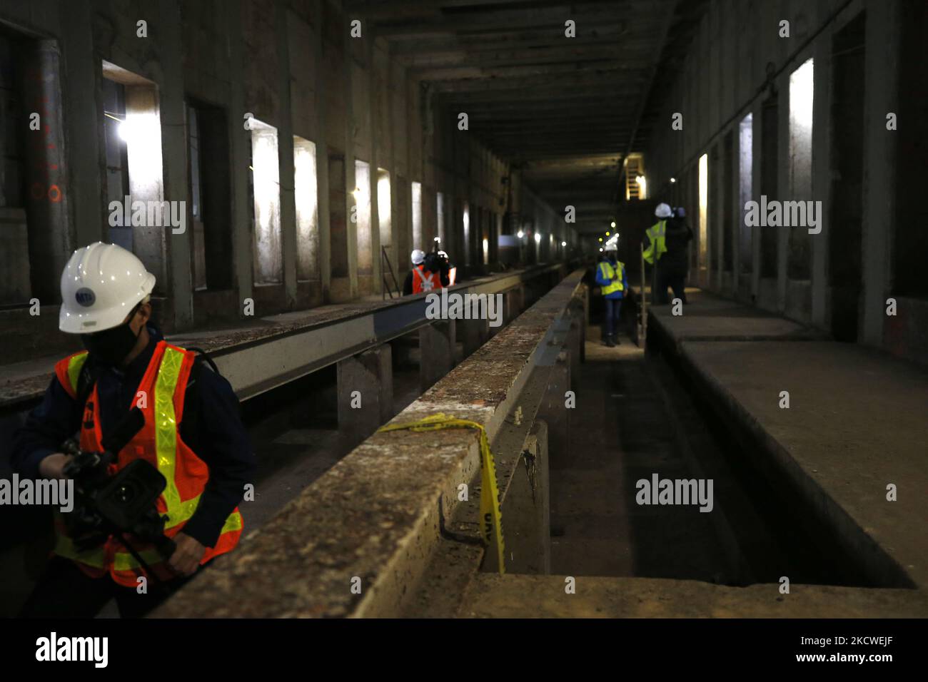 I giornalisti fotografano il tunnel mentre il governatore di New York Kathy Hochul, insieme alla leadership dell'MTA e ai funzionari eletti, visitano il progetto del tunnel Second Avenue sul lato est di Manhattan il 23 novembre 2021 a New York City, USA. La costruzione della seconda estensione della metropolitana Avenue riprenderà dopo che i lavori si sono interrotti quasi cinquant'anni fa a causa della mancanza di finanziamenti. Il progetto da diversi miliardi di dollari comporterà la ricostruzione della stazione esistente, la costruzione di una nuova stazione e il rinnovo di porzioni della linea. Si stima che il progetto sarà completato in circa sei a. Foto Stock