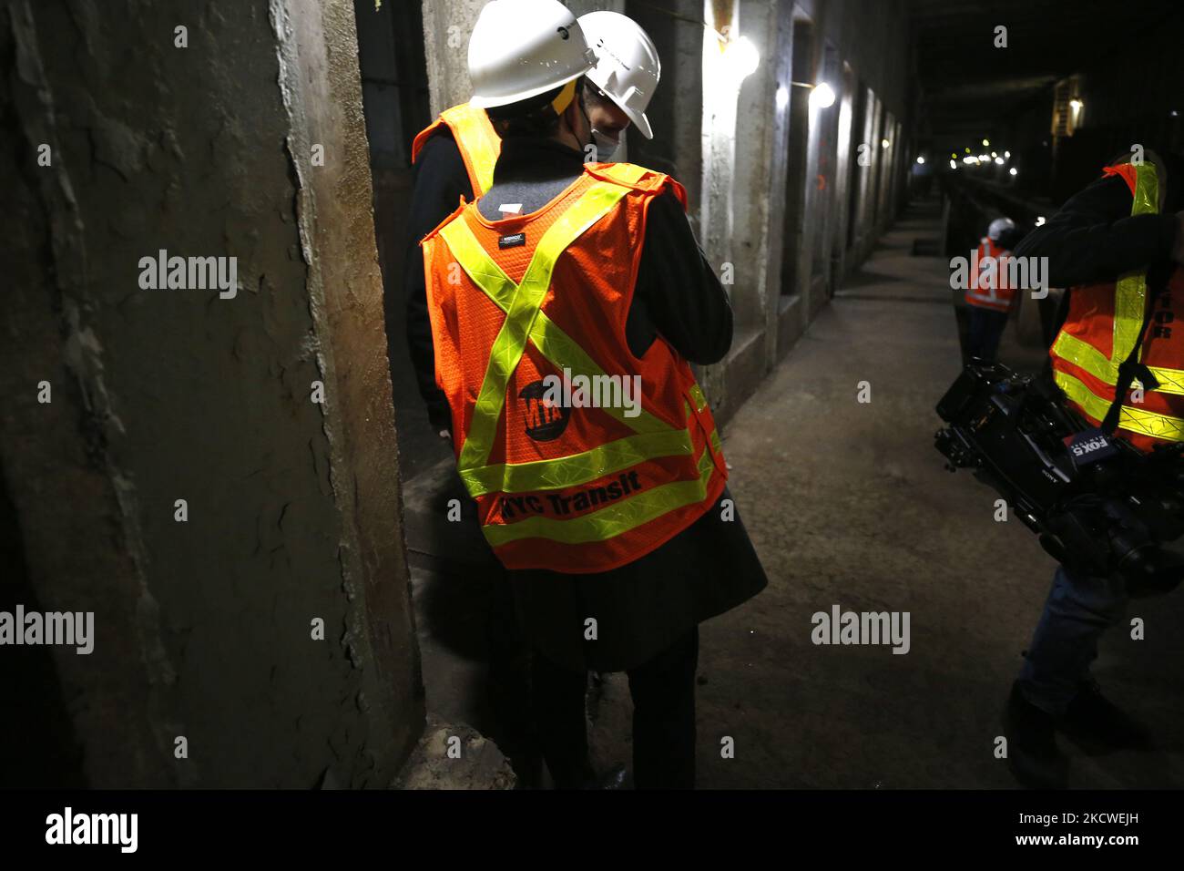 I giornalisti fotografano il tunnel mentre il governatore di New York Kathy Hochul, insieme alla leadership dell'MTA e ai funzionari eletti, visitano il progetto del tunnel Second Avenue sul lato est di Manhattan il 23 novembre 2021 a New York City, USA. La costruzione della seconda estensione della metropolitana Avenue riprenderà dopo che i lavori si sono interrotti quasi cinquant'anni fa a causa della mancanza di finanziamenti. Il progetto da diversi miliardi di dollari comporterà la ricostruzione della stazione esistente, la costruzione di una nuova stazione e il rinnovo di porzioni della linea. Si stima che il progetto sarà completato in circa sei a. Foto Stock