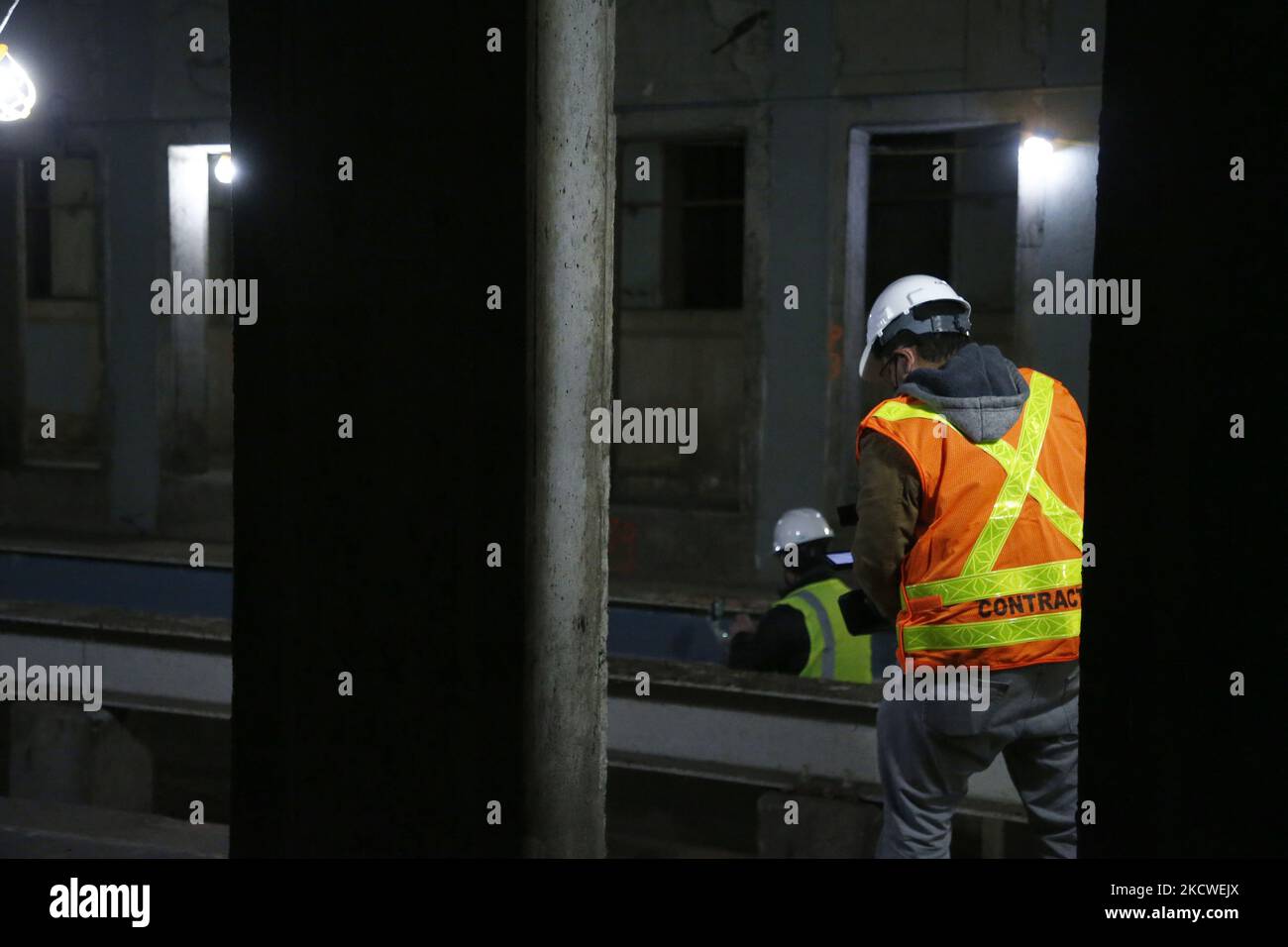 I giornalisti fotografano il tunnel mentre il governatore di New York Kathy Hochul, insieme alla leadership dell'MTA e ai funzionari eletti, visitano il progetto del tunnel Second Avenue sul lato est di Manhattan il 23 novembre 2021 a New York City, USA. La costruzione della seconda estensione della metropolitana Avenue riprenderà dopo che i lavori si sono interrotti quasi cinquant'anni fa a causa della mancanza di finanziamenti. Il progetto da diversi miliardi di dollari comporterà la ricostruzione della stazione esistente, la costruzione di una nuova stazione e il rinnovo di porzioni della linea. Si stima che il progetto sarà completato in circa sei a. Foto Stock