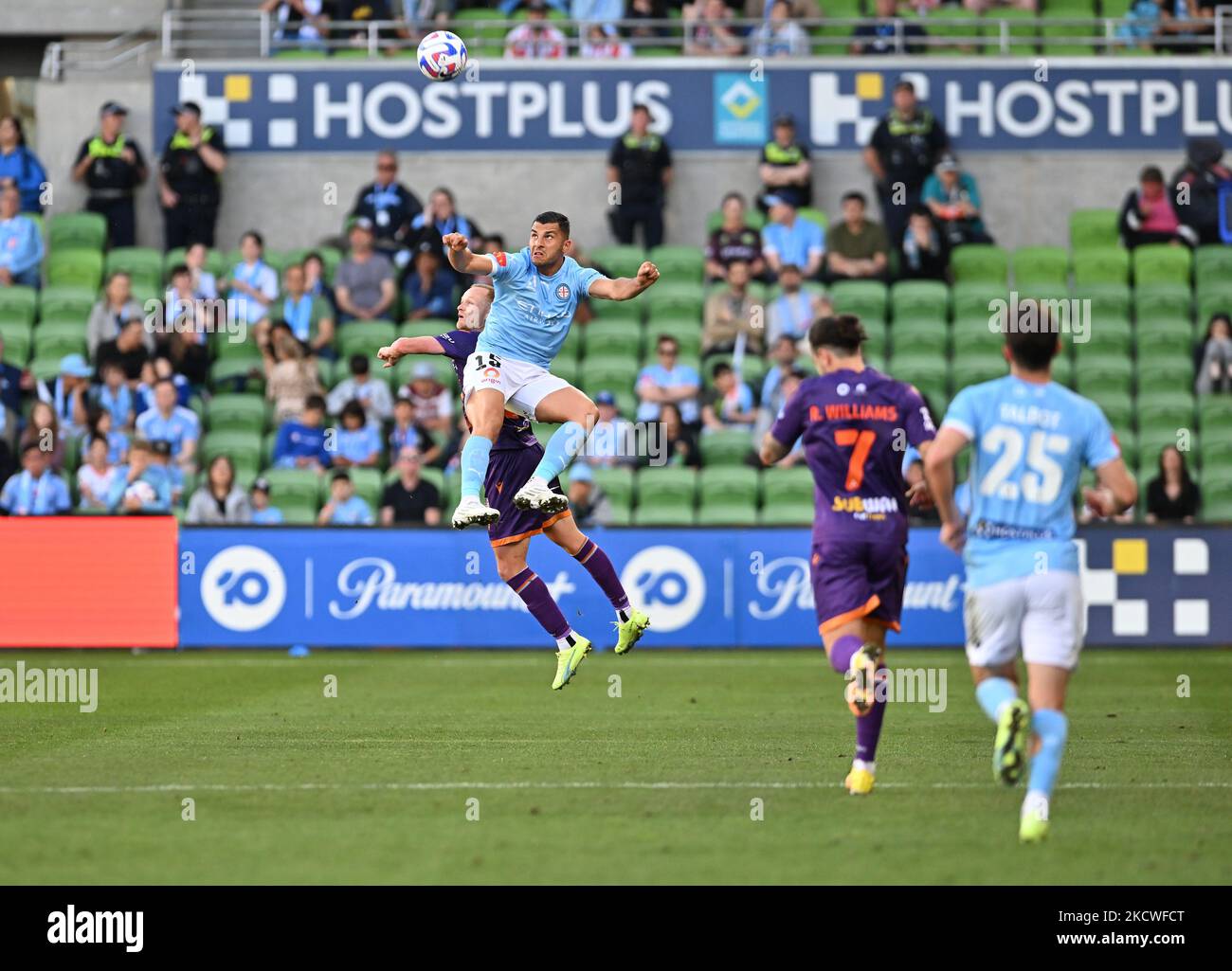 Melbourne, Australia. 5 Novembre 2022. Melbourne City contro Perth Glory, attaccante della città di Melbourne Andrew Nabbout è in volo con l'aiuto di un difensore della Perth Glory all'AAMI Park. Ringraziamo Karl Phillipson/Alamy Live News Foto Stock